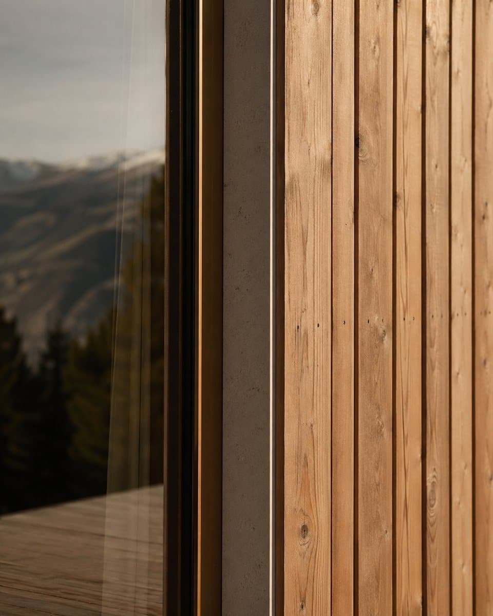 Architekturdetail eines Südtiroler Hotels im späten Nachmittagslicht